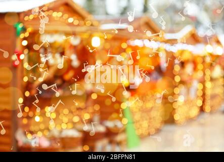 Musiknoten und verwischte Messestände im Hintergrund. Weihnachten und Neujahr 2018 Feier Stockfoto