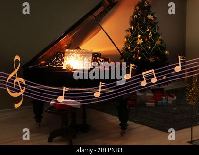 Klavier mit wunderschönen Dekorationen im Zimmer. Konzept der Weihnachtsmusik und Lieder Stockfoto