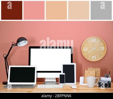 Palette mit Lachsfarben und moderner Arbeitsplatz mit modernen Geräten im Büro Stockfoto