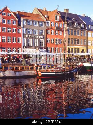 Lagerhäuser und Wasserspiegelungen, Nyhaven-Kanal, Indre by, Kopenhagen (Kobenhavn), Königreich Dänemark Stockfoto