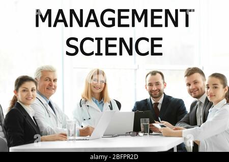 Konzept der Managementwissenschaft. Leute auf Geschäftsreise treffen im Büro Stockfoto
