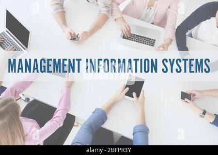 Konzept der Management-Informationssysteme. Leute auf Geschäftsreise treffen im Büro Stockfoto