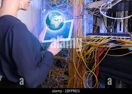 Konzept der Management-Informationssysteme. Junger Ingenieur mit Tablet im Serverraum Stockfoto
