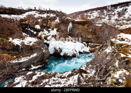 Barnafoss (Bjarnafoss) Wasserfall in der Nähe von Hraunfossar auf dem Gletscher gespeisten Hvita Fluss in Westisland im Winter Stockfoto