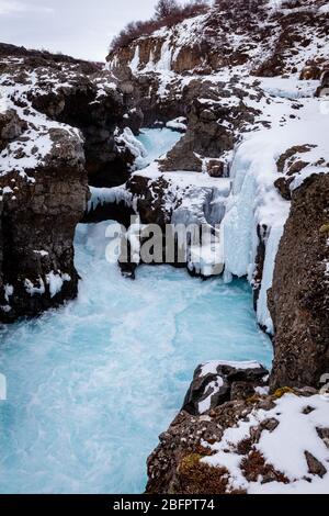 Barnafoss (Bjarnafoss) Wasserfall in der Nähe von Hraunfossar auf dem Gletscher gespeisten Hvita Fluss in Westisland im Winter Stockfoto