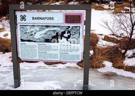 Schild für Barnafoss (Bjarnafoss) Wasserfall in der Nähe von Hraunfossar auf dem Gletscher gespeist Hvita River in West Island im Winter Stockfoto