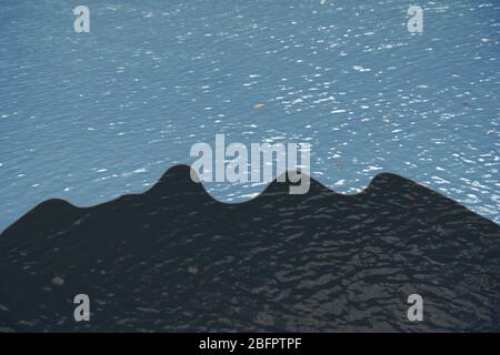 Ölaustritt auf der Wasseroberfläche. Konzept der ökologischen Katastrophe Stockfoto