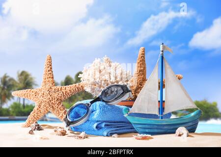 Zusammensetzung mit Strand-Accessoires am Meer. Sommerurlaub Konzept Stockfoto