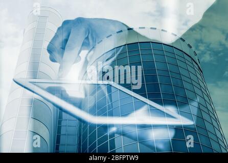 Konzept der Beratung. Doppelte Belichtung von Stadtbild und Mensch mit Tablet Stockfoto