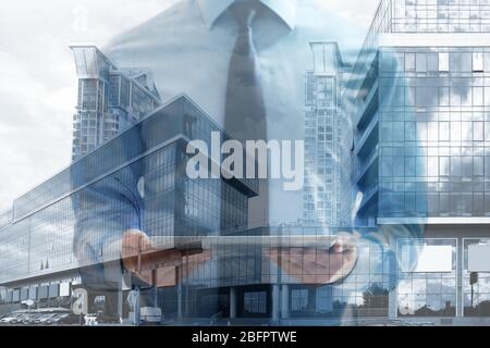 Konzept der Beratung. Doppelte Belichtung von Stadtbild und Geschäftsmann mit Tablet Stockfoto