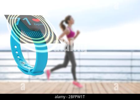 Fitness Tracker und Lauffrau im Hintergrund Stockfoto