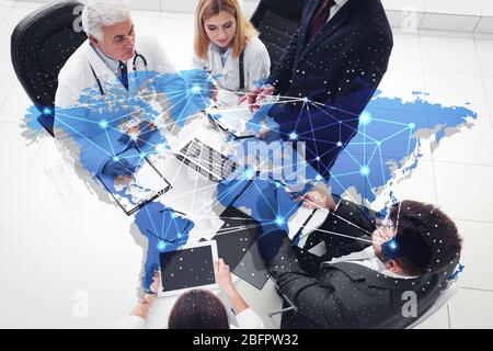 Konzept der Beratung. Weltkarte und Team von medizinischem Personal im Hintergrund Stockfoto