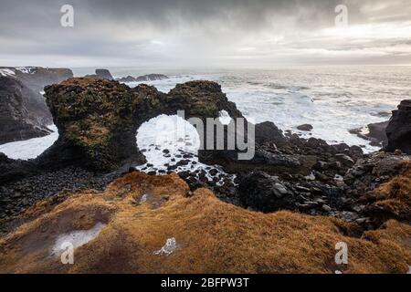 Gatklettur Arch Rock bei Hellnar, nahe Arnarstapi auf der Snaefellsnes Halbinsel im Westen Islands Stockfoto