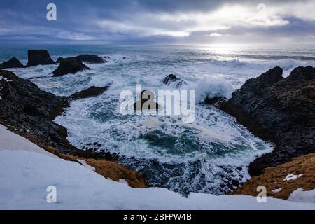 Schäumende Meere bei Hellnar, nahe Arnarstapi auf der Snaefellsnes Halbinsel im Westen Islands Stockfoto