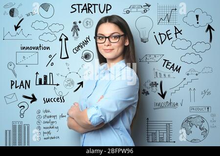 Junge Frau präsentiert Geschäftsideen auf blauem Hintergrund. Konzept der Beratung Stockfoto