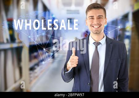 Manager im modernen Lagerhaus. Großhandel und Logistik Konzept Stockfoto