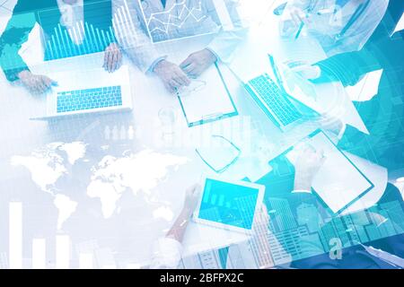 Leute auf Geschäftsreise treffen im Büro. Managementkonzept Stockfoto