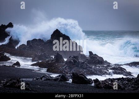 Große Welle auf schwarzem Felsen am Djupalonssandur Dritvik Strand im Snaefellsnes Nationalpark, Island Stockfoto