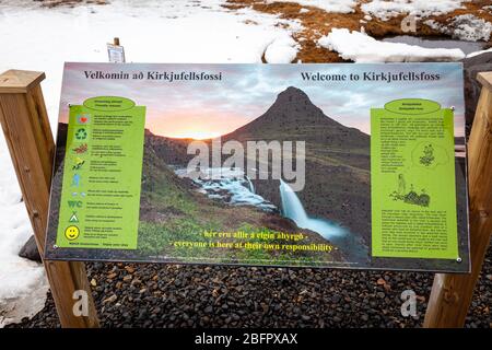 Das Willkommensschild für Kirkjufell und Kirkjufellsfoss Wasserfall an einem verschneiten Tag in Grundarfjordur, Snaefellsnes Halbinsel, Island Stockfoto