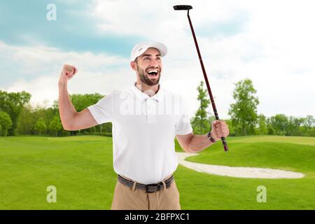 Junger Mann, der Golf auf dem Golfplatz spielt Stockfoto