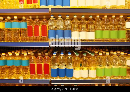 Flaschen mit Speiseöl auf Regalen im Supermarkt Stockfoto