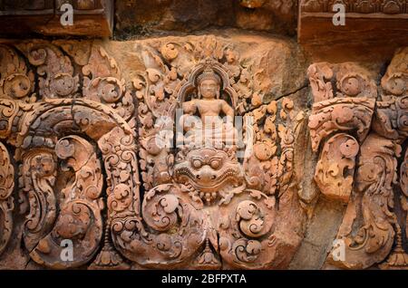 Steinschnitzereien mit hinduistischen Göttern und Dämonen auf dem alten Tempel Bantai Srei im Angkor Wat UNESCO Park, Siem Reap, Kambodscha Stockfoto