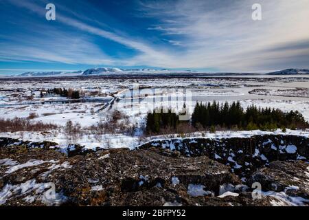 Blick über den Thingvellir (Þingvellir) Nationalpark auf der tektonischen Plattengrenze des Mittelatlantischen Rückens im Südwesten Islands im Winter im Schnee Stockfoto