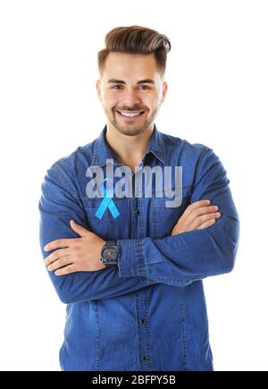 Junger Mann mit blauem Band auf weißem Hintergrund. Konzept des Prostatakrebses Stockfoto