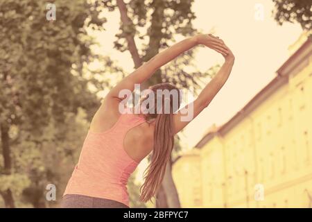 Junge sportliche Frau, Übung in Park Stockfoto