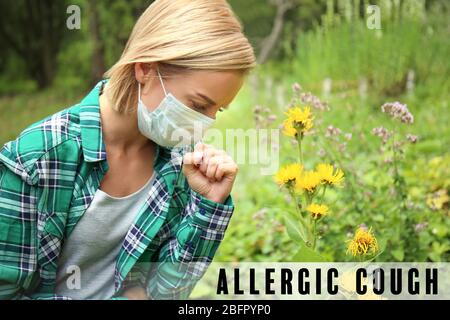Junge Frau, die an allergischem Husten im Freien leidet Stockfoto