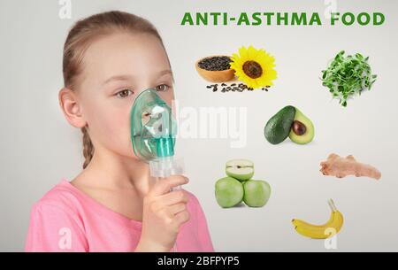 Collage mit Anti-Asthma-Essen und kleines Mädchen mit Vernebler auf grauem Hintergrund Stockfoto