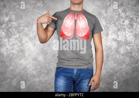 Junger Mann mit Illustration der Lunge auf Grunge Hintergrund. Krebskonzept Stockfoto