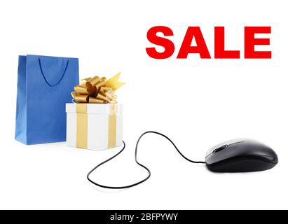 Computer-Maus mit Geschenk und Tasche auf weißem Hintergrund. Internet-Shopping-Konzept Stockfoto