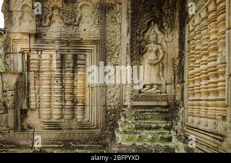 Apsara Tänzerin Steinskulptur aus der Hindu Mythologie, geschnitzt auf Preah Khan 'Tomb Raider' Tempel in Angkor Wat UNESCO Park, Siem Reap, Kambodscha Stockfoto