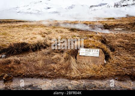 Warnschild in Geysir heißen Frühling Geothermie-Bereich, Island an einem kalten verschneiten Tag im Winter Stockfoto