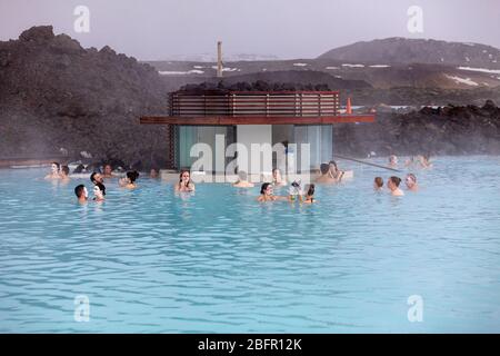 Blue Lagoon Geothermal Spa Pool bei Reykjavik in Island mit Dampf, der an einem kalten Wintertag absteigt Stockfoto