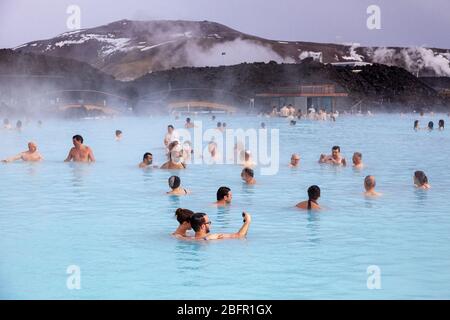 Blue Lagoon Geothermal Spa Pool bei Reykjavik in Island mit Dampf, der an einem kalten Wintertag absteigt Stockfoto