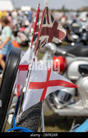 Die Flagge von St. George, England Flagge fliegen von der Rückseite der Roller bei einer Roller Rallye Stockfoto