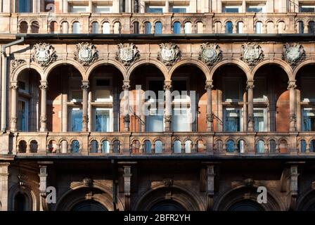 Viktorianisches kunstvolles rotes Ziegelsteinarchitektur Kimpton Fitzroy London Hotel Hotel Russell 1-8 Russell Square, London, WC1B 5BE von Charles Fitzroy Doll Stockfoto