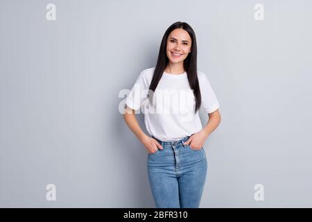 Porträt von ihr sie schön attraktiv schön hübsch charmant niedlich Inhalt fröhlich fröhlich gerade Mädchen mit Händen in Taschen isoliert über Stockfoto