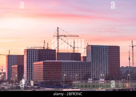 Bau von Häusern. Bau neuer Häuser in Moskau. Wohnanlage Buninskie Luga . Stockfoto