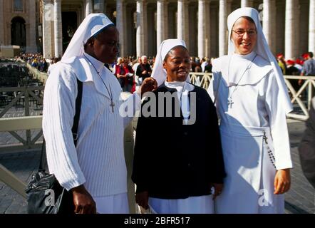 Vatikan Rom Italien Petersplatz Nonnen bei der Seligsprechung Stockfoto