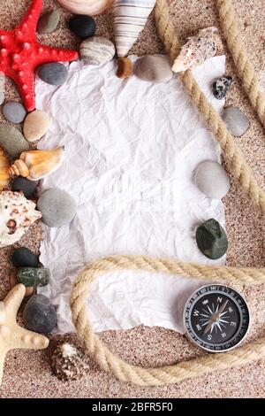 Leeres Papier am Sandstrand mit Muscheln und Seesternen Stockfoto