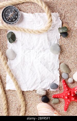 Leeres Papier am Sandstrand mit Muscheln und Seesternen Stockfoto