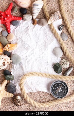 Leeres Papier am Sandstrand mit Muscheln und Seesternen Stockfoto