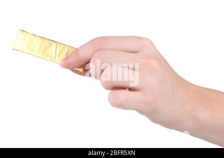 Kaugummi in goldene Folie in der Hand auf weiß isoliert eingewickelt Stockfoto