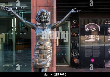 Cilla Black Statue vor dem geschlossenen Cavern Club in der Mathew Street in Liverpool während der Pandemie von 2020 Stockfoto