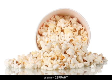 Voller Eimer Popcorn fiel isoliert auf weiß Stockfoto