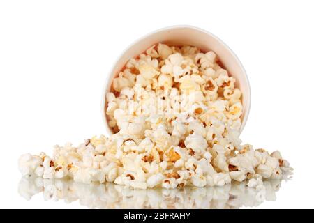 Voller Eimer Popcorn fiel isoliert auf weiß Stockfoto