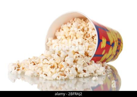 Voller Eimer Popcorn fiel isoliert auf weiß Stockfoto